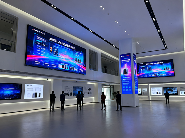 成都LED顯示屏應(yīng)用指南：商鋪門頭/會議大屏/舞臺租賃如何選？- 場景方案全解析